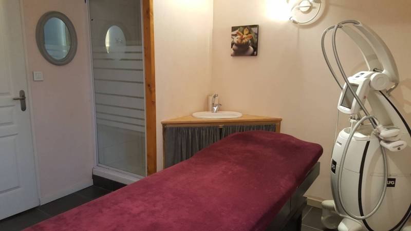 Institut de beauté à Montélimar pour un soin visage ou corps, un massage, une épilation à la cire ou à la lumière pulsée ou des conseils minceur.